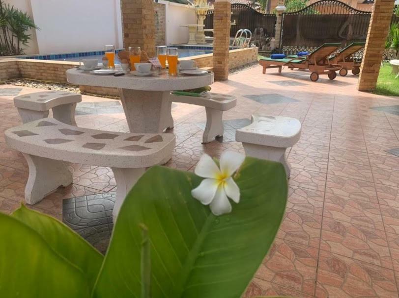 Yoch Pool Villa Pattaya Extérieur photo